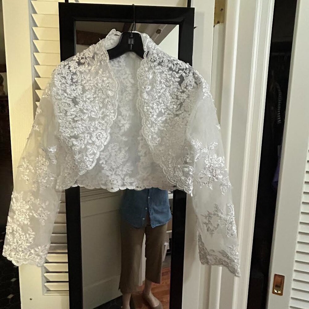 Gorgeous Lace & embroidered Wedding Jacket - Picture 2 of 11